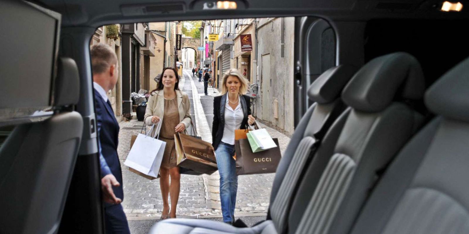 Şehir Keşiflerinizde Özel Şoförlü Araç Farkı: BetterTrip Rehberliğinde.